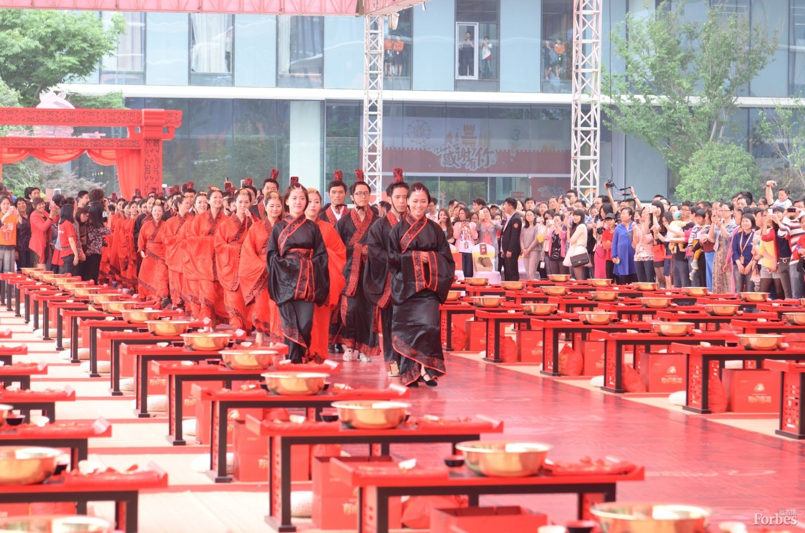 5月9日，阿里巴巴在杭州為102對(duì)新人舉行了集體婚禮，其中大部分為該公司員工。