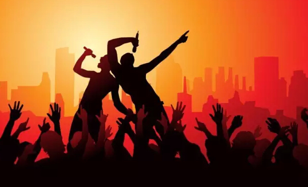 傳統(tǒng)KTV不得不向互聯(lián)網(wǎng)+量販?zhǔn)降皖^，其實(shí)KTV也需O2O