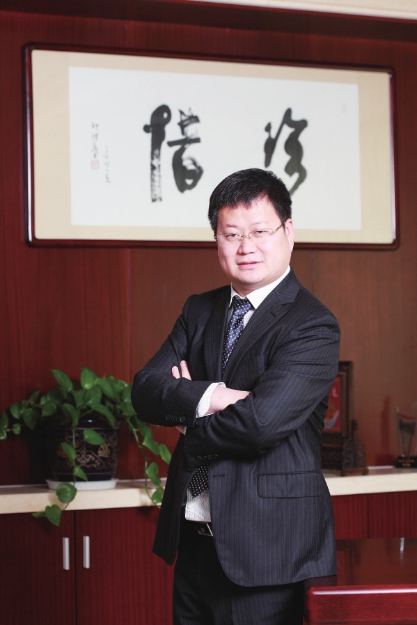 9年前，鄒承慧站在江陰華士鎮(zhèn)華西村的一間荒廢車間門口，帶著13名員工，前途充滿未知。9年后，鄒承慧率領(lǐng)下的愛康資產(chǎn)已超百億，創(chuàng)造了一系列的全國乃至世界之最—太陽能鋁邊框產(chǎn)品占全球市場份額20%，居世界第一，光伏安裝支架系統(tǒng)產(chǎn)品占全國市場份額15%，居全國行業(yè)第一。光伏發(fā)電規(guī)模居全國非公有制企業(yè)發(fā)電前列。