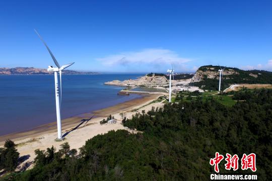 沿海灘而建的風(fēng)力發(fā)電機(jī)?！⊥鯑|明 攝