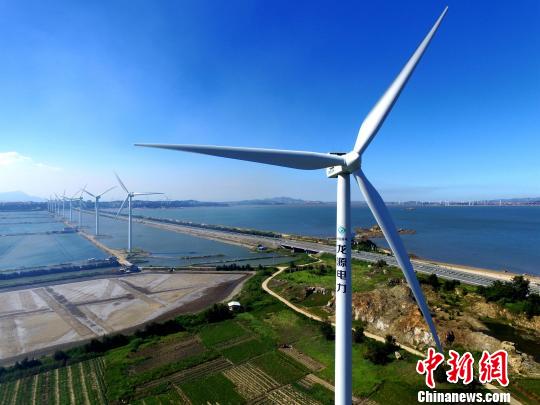 正在運(yùn)行中的風(fēng)力發(fā)電機(jī)?！⊥鯑|明 攝