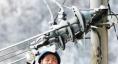 《情暖大山》四川達州供電公司員工在大山深處除冰保電。（何健 攝）