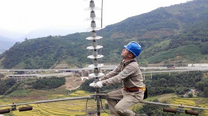 高空線路秋檢 確?？煽抗╇? /></a>
				<span>高空線路秋檢 確保可靠供電</span>
			</li>
			<li>
				<a href=