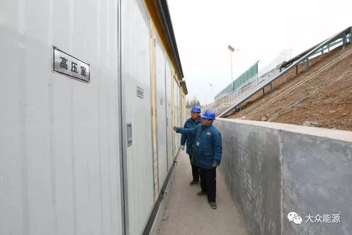 漲知識！高速公路上汽車怎么邊跑邊？