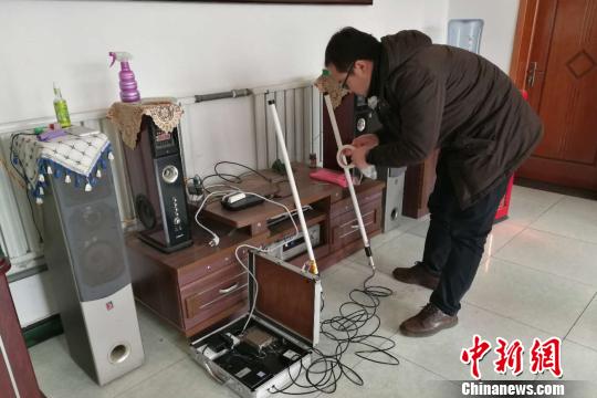 國家電網(wǎng)技術(shù)人員在在河北省淶水縣南郭下村的分布式光伏扶貧電站研發(fā)5G技術(shù)傳輸。　趙明 攝