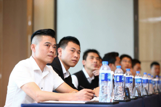 2018云度新能源汽車經(jīng)銷商年會(huì)順利召開(kāi)