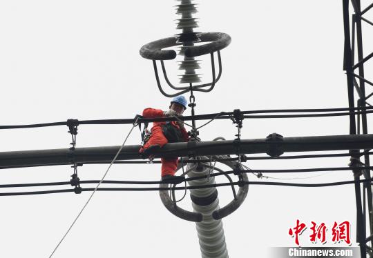 圖為電力工人在70多米高空作業(yè)，為特高壓復(fù)奉線重慶段進行八年來首次大修?！≈芤?攝