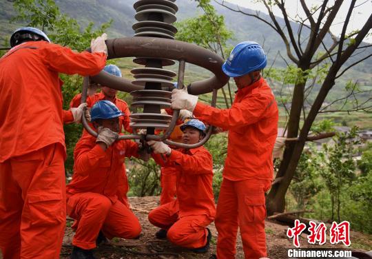 圖為電力工人首次在特高壓復(fù)奉線重慶段開展整串絕緣子串更換工作?！≈芤?攝
