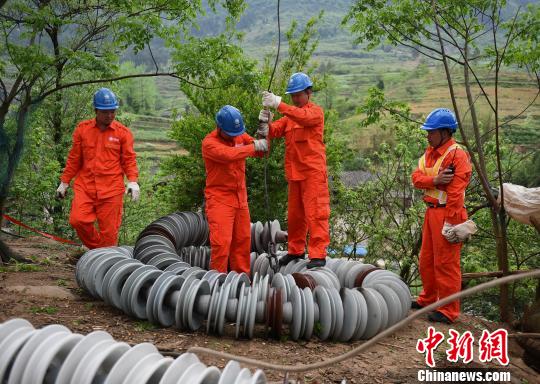圖為電力工人首次在特高壓復(fù)奉線重慶段開展整串絕緣子串更換工作?！≈芤?攝