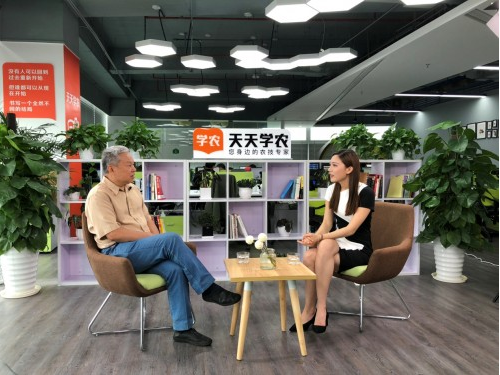 響應(yīng)總理號召，天天學農(nóng)用手機“新農(nóng)具”助力鄉(xiāng)村振興