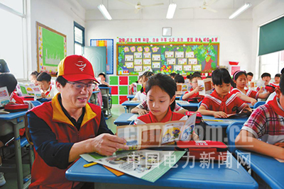 近日，浙江富陽供電公司紅船共產(chǎn)黨員服務(wù)隊(duì)走進(jìn)校園，隊(duì)員們用自制的用電教具，簡單易懂地向孩子們介紹電力常識(shí)和安全用電方法，增強(qiáng)孩子們的自我保護(hù)意識(shí)。
