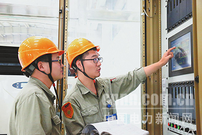 近日，國電哈密煤電開發(fā)有限公司在2號機(jī)組檢修期間，開展了“C修微課堂”崗位練兵活動，助力青工成長成才，掀起了“學(xué)技術(shù)、提素質(zhì)”的熱潮。圖為該公司電氣二次班勵磁專工在講解勵磁小電流試驗(yàn)原理。