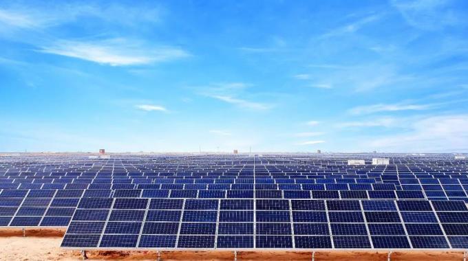 非洲最大光伏項目★  阿爾及利亞光伏電站★  1月18日，阿爾及利亞233兆瓦光伏電站項目最后一個電站——巴特納站成功并網(wǎng)發(fā)電。至此，該國首個大規(guī)模光伏電站全部并網(wǎng)發(fā)電。