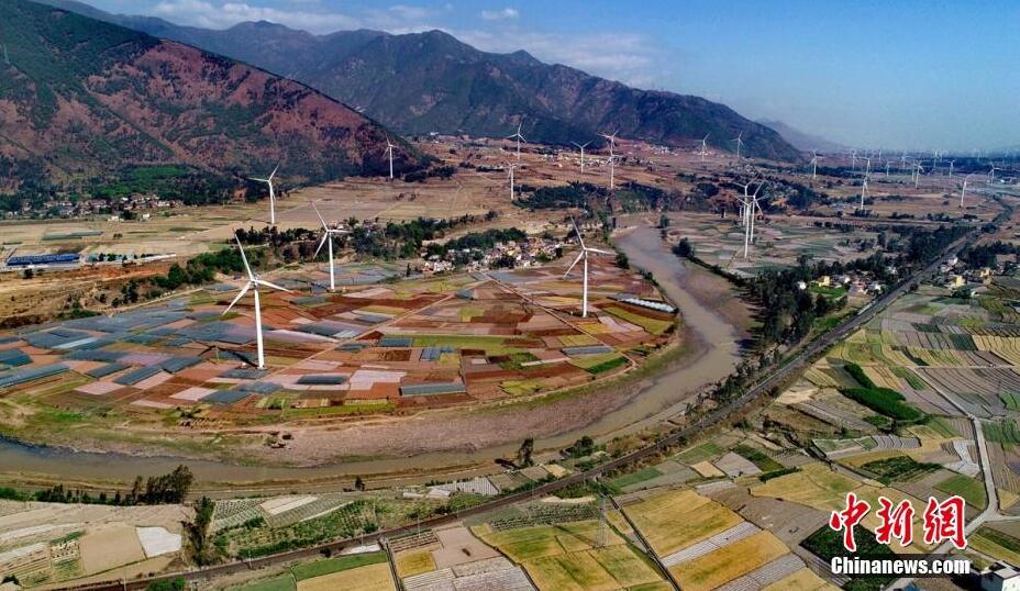 4月8日，四川德昌縣安寧河峽谷200余座風(fēng)電，與成昆鐵路、京昆高速公路、田園和大山相融，成為一道靚麗的風(fēng)景。