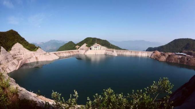 浙江仙居抽水蓄能電站（建成）  仙居抽水蓄能電站位于浙江仙居縣，極大節(jié)省了系統(tǒng)電源建設(shè)投資，據(jù)2015年水平系統(tǒng)運(yùn)行模擬計(jì)算，電站使系統(tǒng)火電綜合調(diào)峰幅度降低2.44%，節(jié)約系統(tǒng)標(biāo)準(zhǔn)煤耗15.48萬噸。