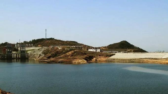 湖北白蓮河抽水蓄能電站（建成）  湖北白蓮河抽水蓄能電站位于黃岡市羅田縣，它擔(dān)負(fù)著調(diào)峰、填谷、調(diào)頻、調(diào)相和事故備用等任務(wù)，對湖北乃至華中電網(wǎng)安全、經(jīng)濟(jì)、穩(wěn)定有巨大作用。