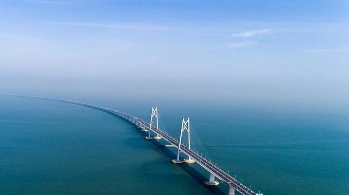 它的建成通車，使得香港到珠海、澳門的車程從原來(lái)的3小時(shí)縮短到了45分鐘，珠港澳地區(qū)終于也實(shí)現(xiàn)了“一小時(shí)生活圈”。
