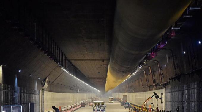  廣東電網(wǎng)公司承擔(dān)著對(duì)人工島及港珠澳大橋本體工程的供電任務(wù)，同時(shí)為粵港澳三地的綜合運(yùn)輸體系和高速路網(wǎng)提供電力保證。早在港珠澳大橋于2009年12月15日正式動(dòng)工以來(lái)，廣東電網(wǎng)公司珠海供電局便成立了港珠澳大橋供電專項(xiàng)服務(wù)小組，9年間一直跟隨建設(shè)進(jìn)度及時(shí)滿足各項(xiàng)用電需求。