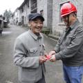 這位大爺順手一個小動作，供電公司獎勵他500元！