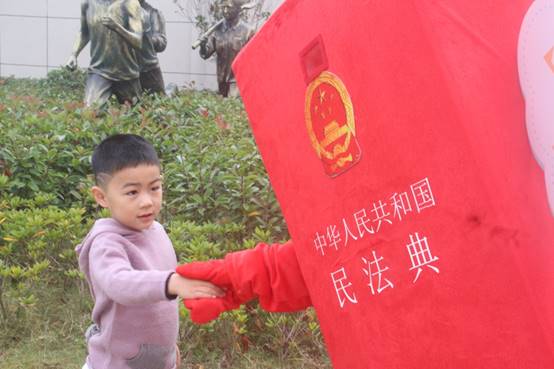 说明: E:\151amjs澳金沙门重要获奖\照片素材\1、“保驾护航”普法宣传照片\2020年11月赴钱塘新区少年宫开展普法志愿服务活动现场.jpg